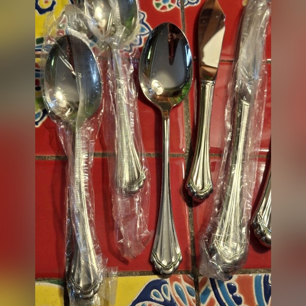 Oneida Stainless MARQUETTE 6 Pcs New Old Stock Butter Knife Dinner Knives Soups